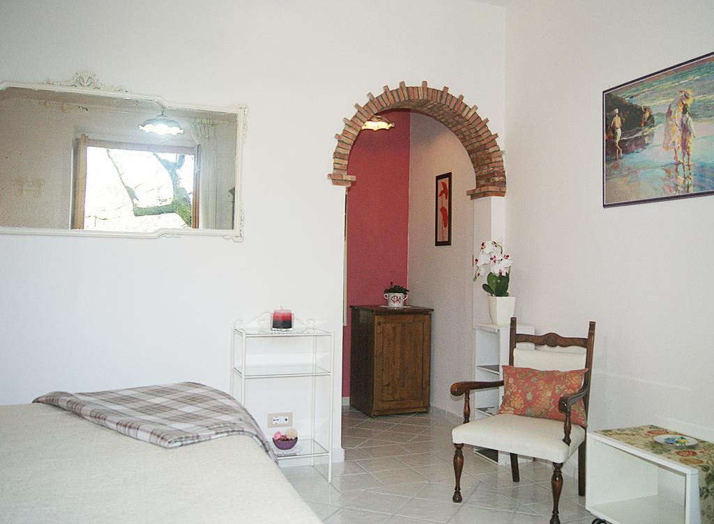 B&B La Casa Del Gelso Acquafredda Ruang foto