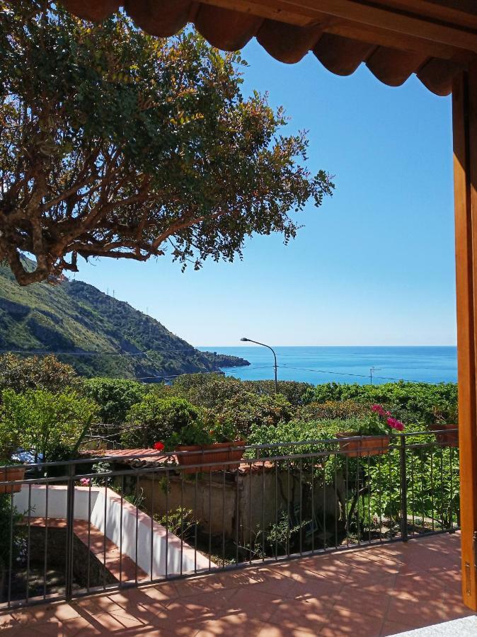 B&B La Casa Del Gelso Acquafredda Bagian luar foto