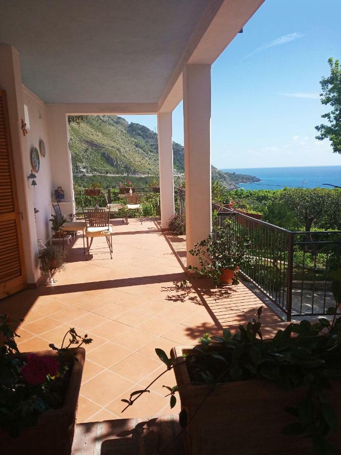 B&B La Casa Del Gelso Acquafredda Bagian luar foto